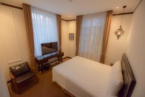 TV a/nebo společenská místnost v ubytování Rosa Hanoi Hotel + 32 fotografií