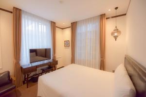 TV a/nebo společenská místnost v ubytování Rosa Hanoi Hotel