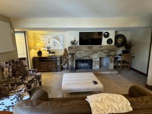 Televisyen dan/atau pusat hiburan di Beautiful Renovated 3BR in Keystone condo