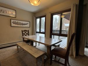 Ruang duduk di Beautiful Renovated 3BR in Keystone condo +31 gambar