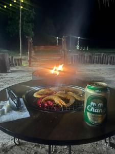 - un grill avec de la nourriture et une boîte de feu dans l'établissement Mai Rut Beach Eco Camping, à Ban Nong Wiwat