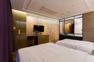Browndot Hotel Incheon Songdo客房内的一张或多张床位