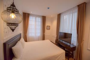 TV a/nebo společenská místnost v ubytování Rosa Hanoi Hotel