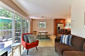 Posezení v ubytování the SHACK - Three Bedroom Home Close to Ski Resort with Hot Tub