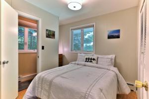 Postel nebo postele na pokoji v ubytování the SHACK - Three Bedroom Home Close to Ski Resort with Hot Tub
