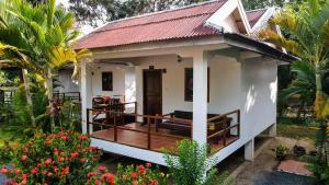 Taman di luar Champa Village