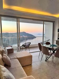 a living room with a couch and a table at Apartamento Blue Acapulco Diamante in Acapulco