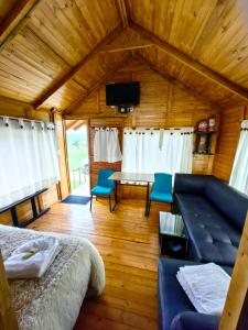 a living room with a couch and a table at Cabañas El Condominio in Guatavita