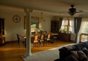 a living room with a dining room table and chairs at Willa Wuja Sama in Zawóz