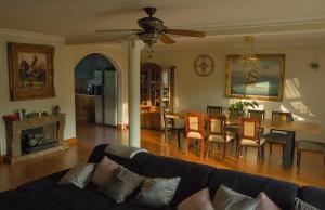 a living room with a couch and a dining room at Willa Wuja Sama in Zawóz