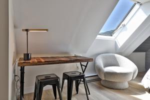 een kamer met een bureau, een stoel en een raam bij Mountain Green 3F9 - Newly Renovated Studio, Amazing Views and Location, Pool, Hot Tub, Shuttle in Killington +35 foto's