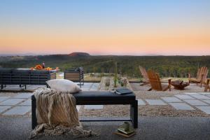 Ridge Vue Retreat في ديلسفورد: مقعد يجلس على فناء مع طاولة وكراسي