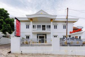 班达楠榜RedDoorz Syariah near Transmart Lampung的前面有标志的白色建筑