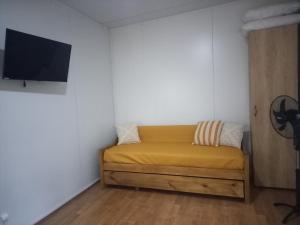 a small room with a bed and a flat screen tv at Íntimo in Salinas