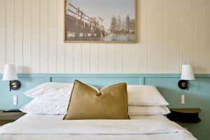 a bedroom with a bed with a blue headboard at Chalet Motel Brunswick Heads in Brunswick Heads