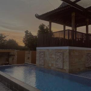 einen Pool mit Pavillon in der Unterkunft Villa Grand Baiti in Jarakan