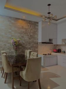 eine Küche mit Esstisch und Stühlen in der Unterkunft Villa Grand Baiti in Jarakan