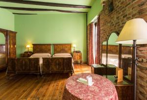 En eller flere senger på et rom på Hotel La Posada Regia