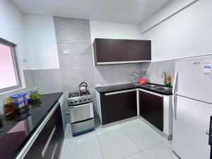 トリニダードにあるCasa en Condominio Manuの小さなキッチン(コンロ、冷蔵庫付)