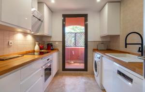 Η κουζίνα ή μικρή κουζίνα στο Beautiful Home In Estepona With Wifi