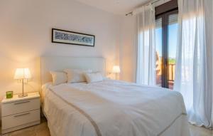 Ένα ή περισσότερα κρεβάτια σε δωμάτιο στο Beautiful Home In Estepona With Wifi