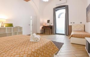 Habitación blanca con 2 camas y escritorio. en Awesome Apartment In Catania With Wifi, en Catania