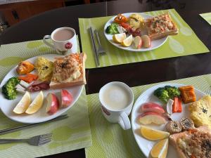 池上米之颂民宿的两盘食物和一杯茶在桌上 更多20张照片