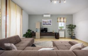 Χώρος καθιστικού στο Lovely Home In Radetici With Wifi