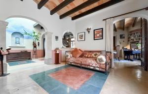 a living room with a couch and a table at 4 Bedroom Stunning Home In Porreres in Porreres