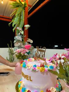a birthday cake with a sign that says new born at Hostal Leon Tingo María in Tingo María