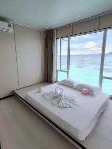 Postel nebo postele na pokoji v ubytování Bubblefish Water Villa