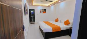 Una cama o camas en una habitación de Hotel O Rai Residency 13 fotos más