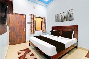 TapovanHotel O Prakash Residency的一间带大床和电视的卧室