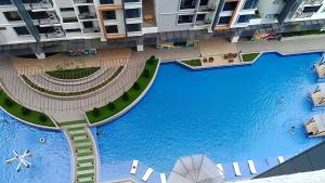 an overhead view of a large swimming pool in a building at D'Bayu Homestay in Donggongon