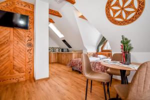 a room with a bed and a table with chairs at Cicha Woda 300 m od Gorący Potok i Termy Szaflary in Szaflary