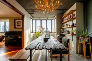 Et opholdsområde på PEONY Rustic Apartment Sukhumvit, Nana BTS