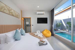 Ένα ή περισσότερα κρεβάτια σε δωμάτιο στο Best Time Pool Suites
