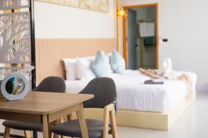 Ένα ή περισσότερα κρεβάτια σε δωμάτιο στο Best Time Pool Suites