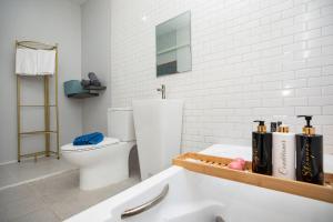 Ένα μπάνιο στο Best Time Pool Suites