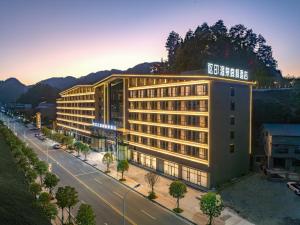Pemandangan gunung umum atau pemandangan gunung yang diambil dari hotel