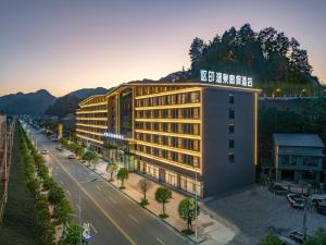 Pemandangan gunung umum atau pemandangan gunung yang diambil dari hotel