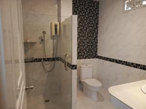 Ванная комната в Klong Muang Beach Apartment