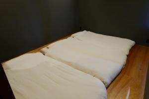 Una cama o camas en una habitación de GOTO island ROKGOUTEI五島列島福江島のモダンな一棟貸ヴィラ