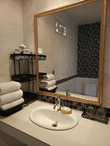 Ванная комната в Klong Muang Beach Apartment +36 фотографий