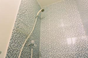 Ένα μπάνιο στο Cozy and Simply Look Studio No Kitchen Apartment Aeropolis Residence By Travelio