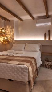 Un dormitorio con una cama grande en una habitación. en Meu Aconchego à Beira Mar - Exclusivo - Praia Jardim Oceania - João pessoa, en João Pessoa