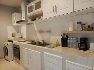 Кухня или мини-кухня в Klong Muang Beach Apartment
