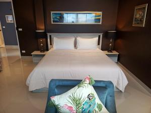Кровать или кровати в номере Klong Muang Beach Apartment