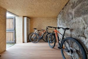 Dos bicicletas están estacionadas contra una pared. en MispelFachwerkOase, en Tecklenburg