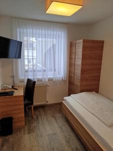 Łóżko lub łóżka w pokoju w obiekcie Hotel Gesser